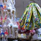 Dal soffitto poi �piovono� buste di cannoli, cestini di pasta frolla, amaretti, coni e varie decorazioni per le feste